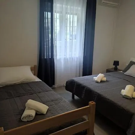 Apartment Dora-100M From The Central Beach Makarska Exterior photo